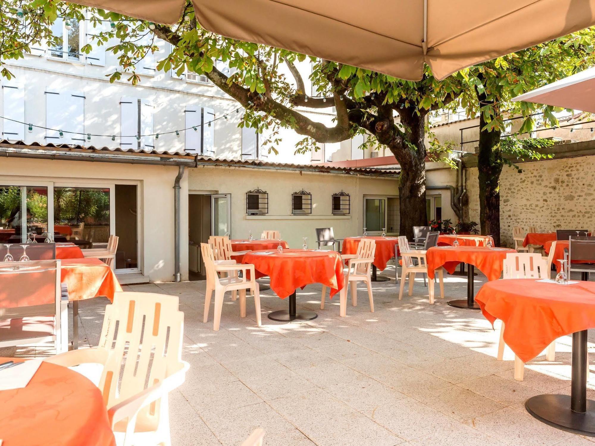 Hotel Restaurant La Boule D'Or Barbezieux-Saint-Hilaire Exterior foto