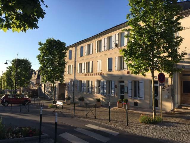 Hotel Restaurant La Boule D'Or Barbezieux-Saint-Hilaire Exterior foto